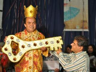 Rei momo junto com o prefeito Nelson Trad Filho. (Foto: Marlon Ganassin)
