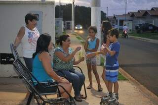 Alanis e os amigos, oferecendo geladinho para os vizinhos. (Foto: Alcides Neto)