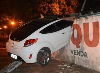 O muro da residência ficou danificado. (Foto: Alisson Silva/Edição de Notícias)
