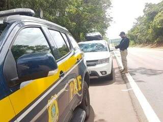 Policial durante fiscalização em uma das rodovias do Estado. (Foto: Divulgação) 