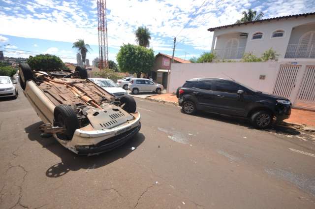  Advogado sai para comprar ovos de P&aacute;scoa e capota carro na Vendas