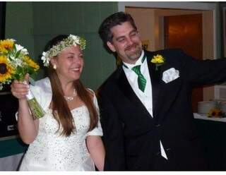 Flávia e o marido, David, no casamento ano passado nos Estados Unidos. (Foto: Arquivo pessoal)