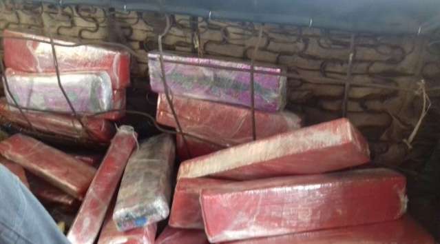 Dupla &eacute; presa com 60 quilos maconha escondida em Chevette