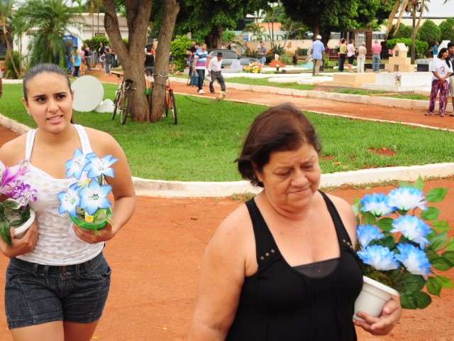 Saudade traduzida em carinho e l&aacute;grimas leva multid&atilde;o a cemit&eacute;rios 
