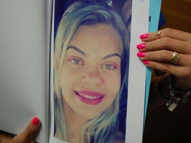 Um m&ecirc;s depois do crime, suspeita de matar manicure se entrega &agrave; pol&iacute;cia