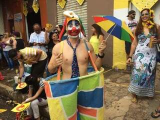 De Brasília, Igor Ramão se fantasiou de palhaço para pular Carnaval em Campo Grande. (Foto: Thailla Torres).