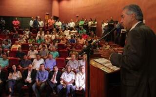 O governador Reinaldo Azambuja discursou na abertura do evento com gestores do esporte (Foto: Chico Ribeiro/Secom)