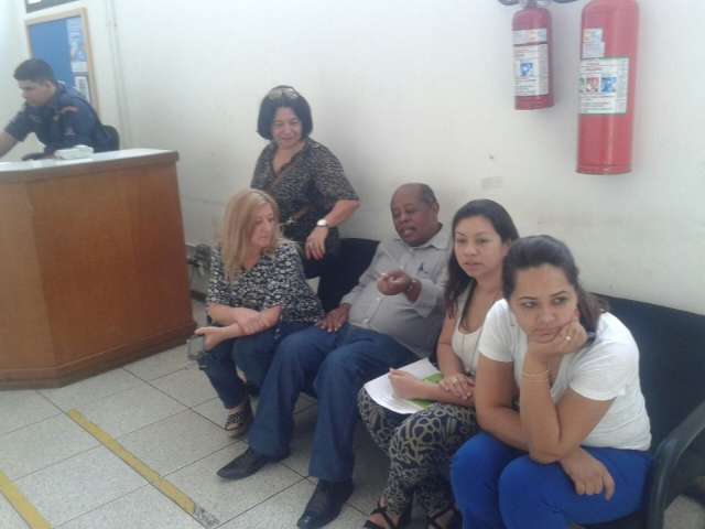 Prefeito n&atilde;o comparece &agrave; reuni&atilde;o com professores, mas sinaliza reajuste