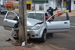 A frente do carro ficou danificada. (Foto: Viviane Oliveira)