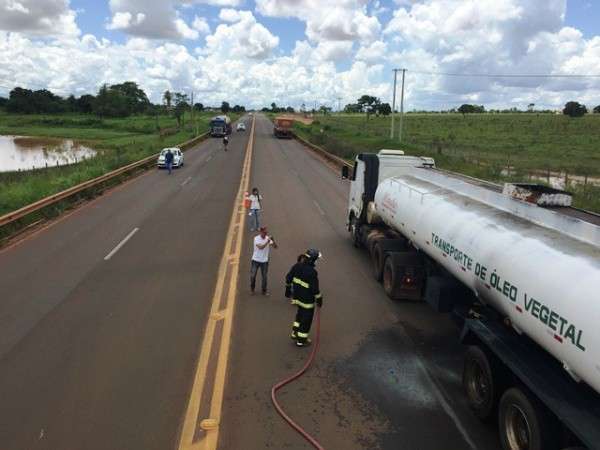 Carreta carregada com &oacute;leo vegetal fica parcialmente destru&iacute;da ap&oacute;s pegar fogo