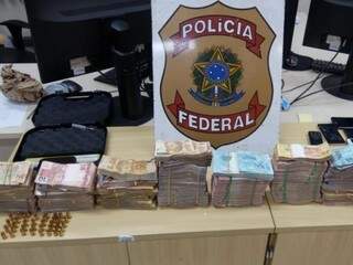 O suspeito foi autuado em flagrante por posse ilegal de munições, mas não soube comprovar a origem do dinheiro. (Foto: Divulgação/Polícia Federal)
