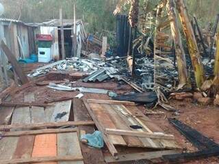 Barracos da Comunidade Esperança ficaram completamente destruídos em incêndio nesta tarde (13). (Foto: Amanda Bogo) 