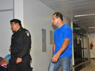 Policial (de azul) confessou que matou a ex-mulher. (Foto: João Garrigó)
