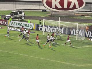 Último gol do jogo foi marcado de cabeça. (Foto: João Garrigó)