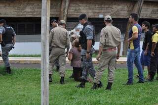 Policiais da Tropa de Choque também estão no local e acompanham a movimentação de parentes (Foto: Marcelo Calazans)