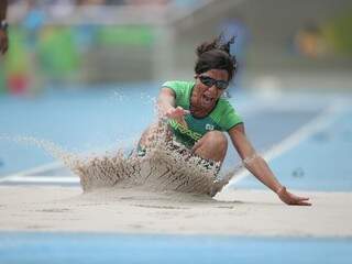 Queda da medalhista de ouro após o salto (Foto: Ministério do Esporte)
