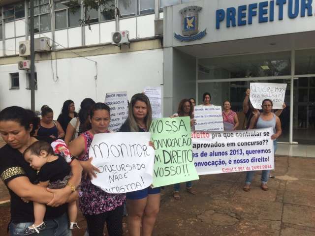 Aprovados em concurso protestam e cobram decis&atilde;o de Marquinhos Trad