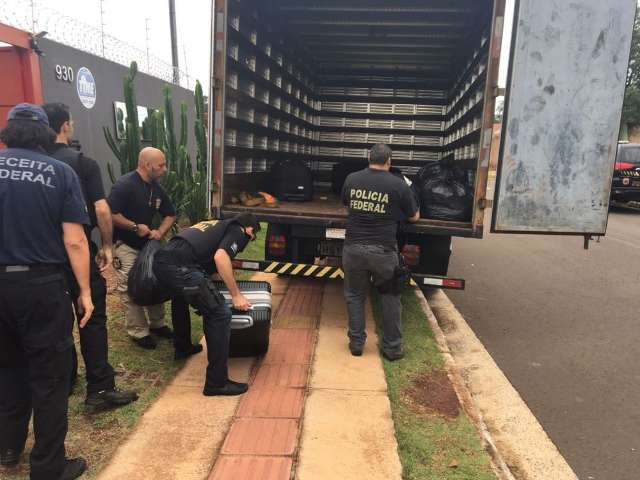 Flagrado com arma e dinheiro falso, &quot;Playboy da Mans&atilde;o&quot; continua preso
