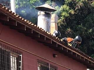 Bombeiros no telhado do restaurante (Foto: Ronie Cruz)