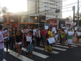 Protesto aconteceu nesta tarde de sábado, no cruzamento da Afonso Pena com a rua Padre João Crippa (Foto: Nyelder Rodrigues)