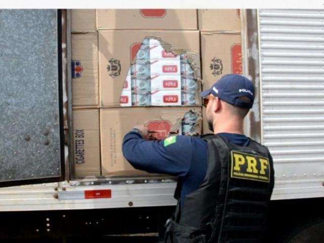 PRF prende motorista flagrado com 500 mil ma&ccedil;os de cigarros na BR-060 