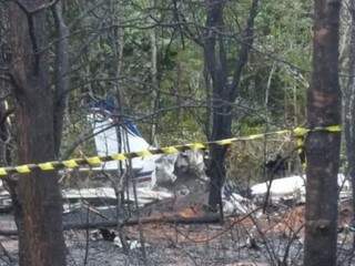 Avião do casal caiu logo após decolar na manhã desta quarta-feira (15). (Foto: Direto das Ruas)