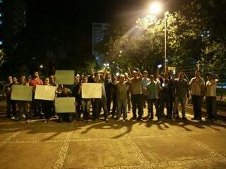 Ato levou cerca de 50 motoristas para a prefeitura nesta noite (Foto: Alcides Neto)