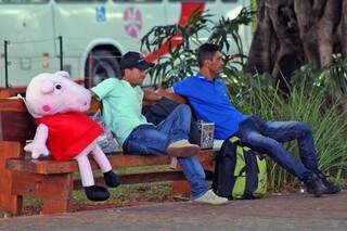 Peppa Pig - Sentados no banco da principal avenida da cidade, personagem de desenho animado parece fazer companhia. (Foto e legenda de Marcos Ermínio)