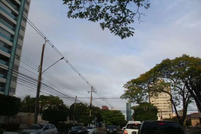 Segunda-feira amanhece com tempo nublado e previs&atilde;o &eacute; de chuva em MS 