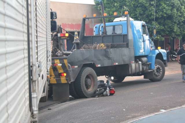 Motociclista desrespeita sinaliza&ccedil;&atilde;o e quase para embaixo de caminh&atilde;o