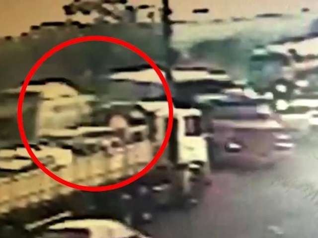 Trabalhador fica preso no caminh&atilde;o de lixo em acidente na BR-163