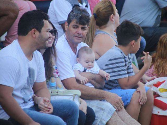 P&uacute;blico e autoridades chegam &agrave; 14 de Julho e se preparam para ver desfile