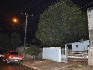 Vento derrubou árvore na rua Nilo Peçanha, na Vila Almeida. (Foto: Minamar Júnior)