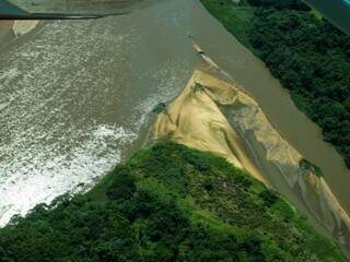 Boca do Caronal divide o Taquari em dois braços, com volumes de água distintos (Foto: Marcos Maluf)