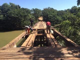 Prefeitura com parceria dos fazendeiros da região estão reformando a ponte. (Foto: divulgação) 