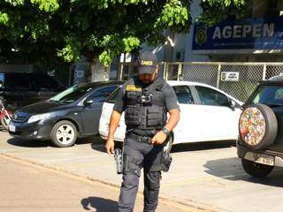 Policial do Gaeco, que fez busca e apreensão na Agepen, na manhã desta sexta-feira (27). (Foto: André Bittar)