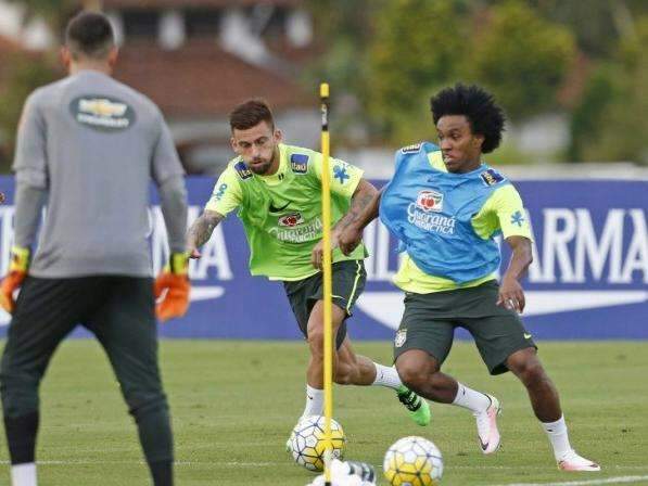 Sele&ccedil;&atilde;o treina com time completo e testa marca&ccedil;&atilde;o sob press&atilde;o
