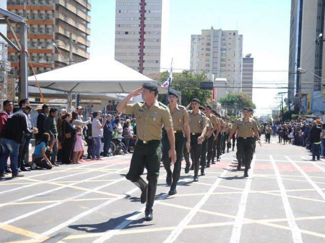 Em novo endere&ccedil;o, desfile leva p&uacute;blico de 15 mil para a 13 de Maio