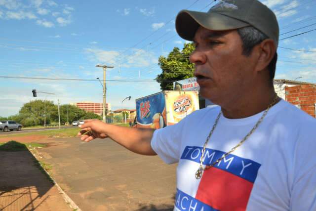  Comerciantes reclamam de panes constantes em sem&aacute;foro no Guanandi