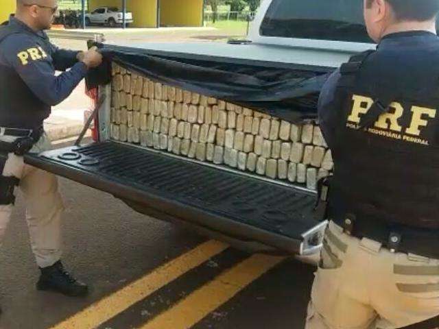 Tr&ecirc;s pessoas s&atilde;o presas com 960 kg de maconha em caminhonete