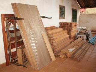 Foram apreendidos vários produtos de materiais de construção como: portas, forro, pisos, tubos. 