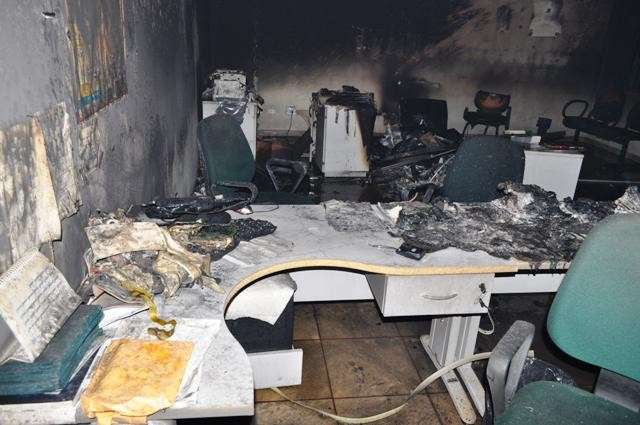 Bandidos p&otilde;em fogo em ag&ecirc;ncia do Detran de Aral Moreira