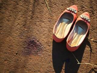 Sapatilhas da jovem encontradas no local do acidente. (Foto: André Bittar)