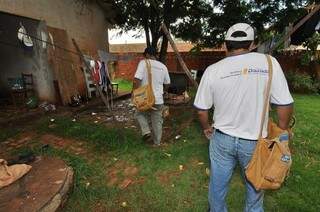 Agentes fazem vistorias nos bairros de Dourados (Foto: Divulgação)