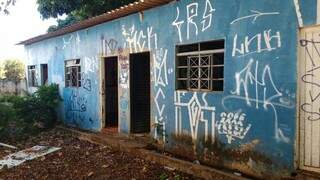 As paredes foram pichadas e as janelas quebradas. (Foto: Direto das ruas)