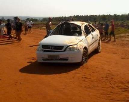 Capotagem deixa um morto e dois feridos em estrada de ch&atilde;o 