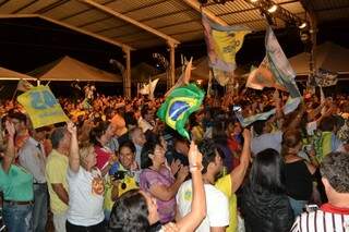 População lota comitê de Reinaldo para festa da vitória. (Foto: Paulo Francis)