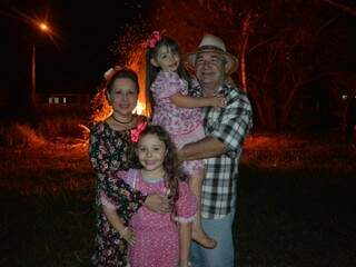 Janete, as duas filhas e o marido, Luis.