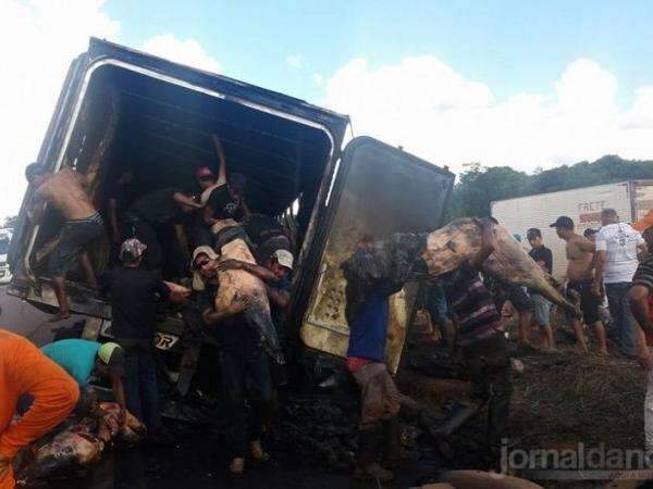 Carreta com carnes pega fogo e &eacute; saqueada por populares em rodovia