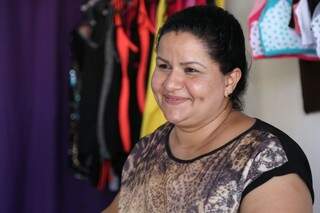  Ana Márcia garante que as lojas dos bairros estão lucrando mais que do centro (Foto: Marcos Ermínio)
